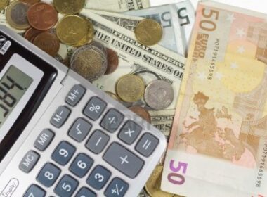 Aumento stipendio badanti: da 80 a 100 euro di più al mese dal primo gennaio