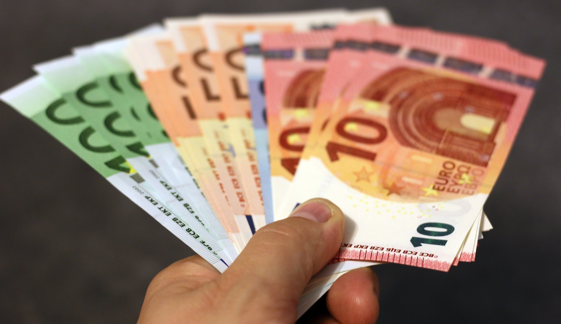 In arrivo 460 euro di bonus alle famiglie, ecco i beneficiari di luglio della nuova carta sociale