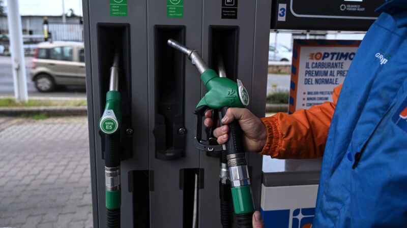 Tra dazi e politiche della paura, ecco la sorpresa: il prezzo della benzina cala