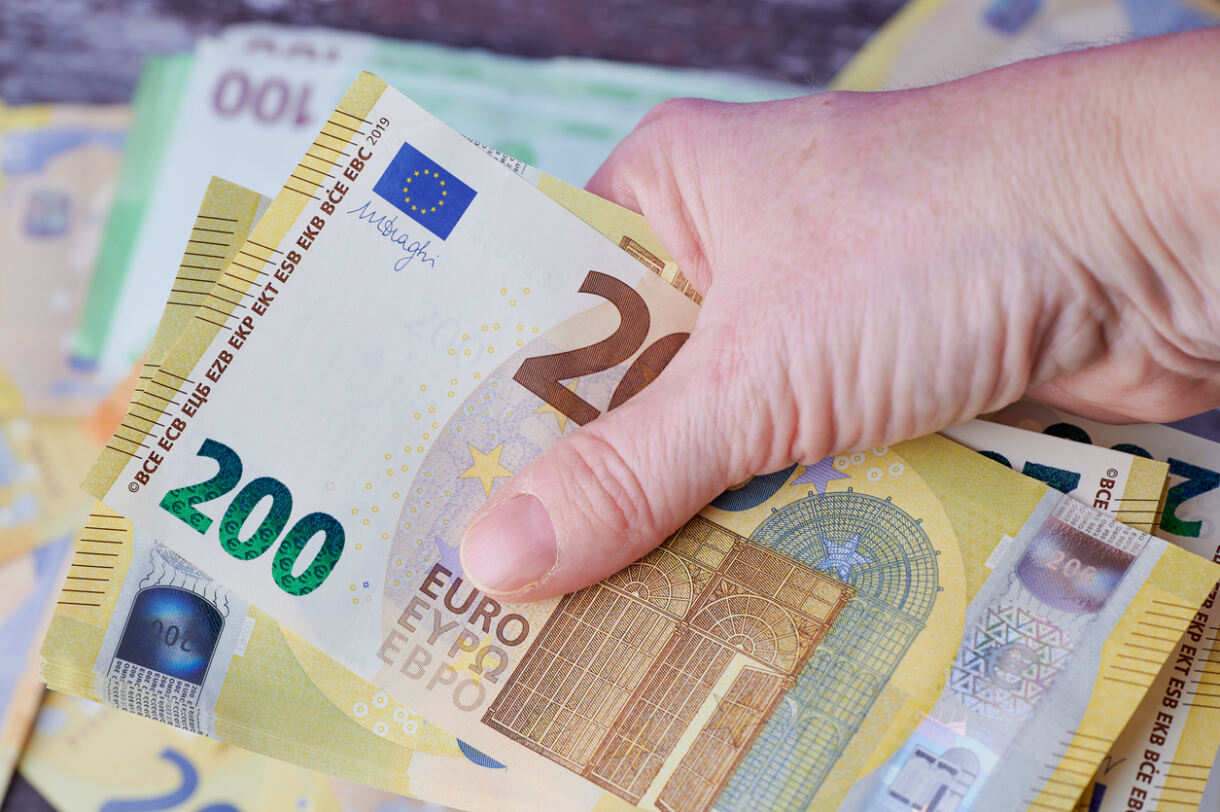 L'elenco di tutti i diritti che nessun datore di lavoro deve negare alla badante a partire da una assunzione degna.