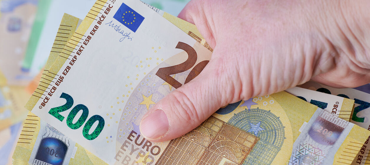 L'elenco di tutti i diritti che nessun datore di lavoro deve negare alla badante a partire da una assunzione degna.