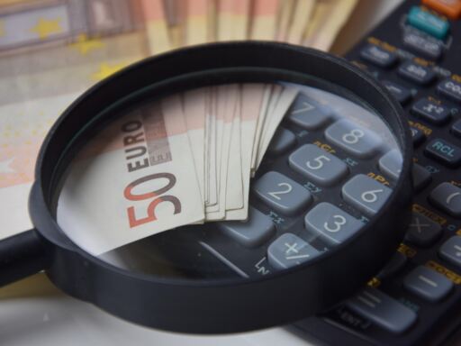 Stipendio record a dicembre per la badante: ecco 3 motivi per sorridere